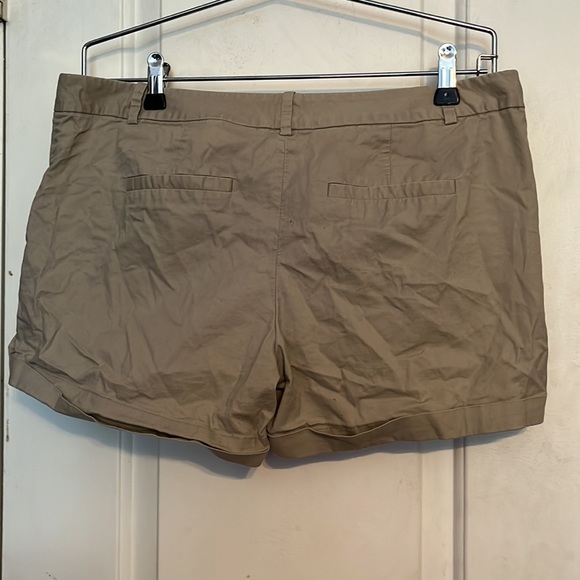 The Limited size 10 khaki shorts. LIKE NEW - Picture 2 of 3